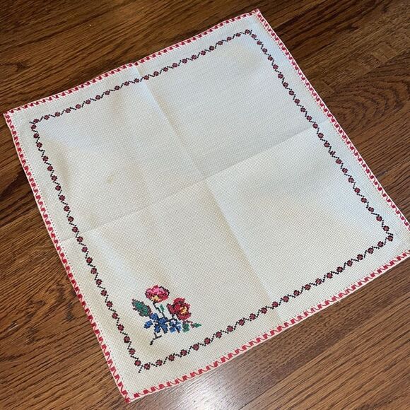 Vintage off white/cream small table cloth & 4 napkins with cross stitch flowers - Picture 5 of 11